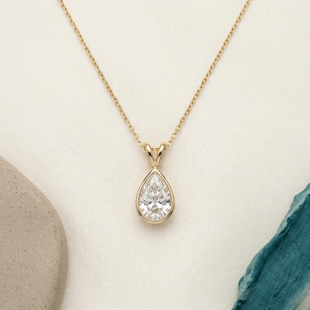 Collar colgante de diamante pera con la punta hacia abajo en una cadena fina